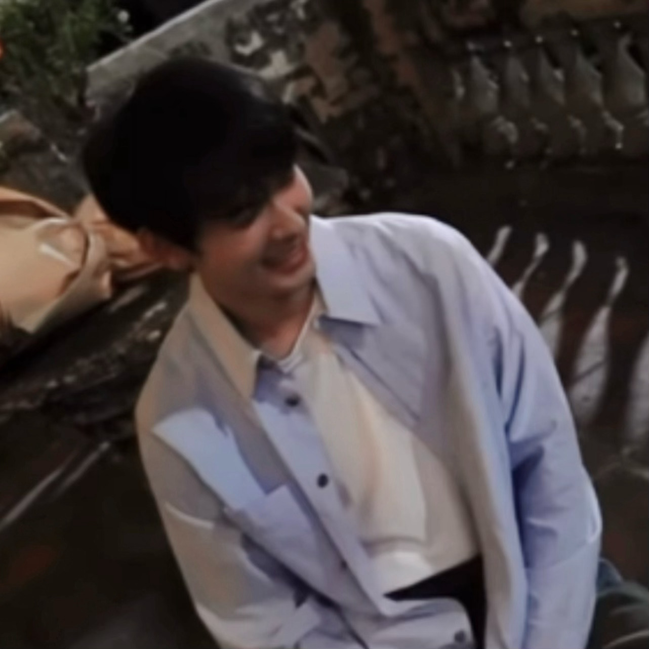 这里真的年上感拉满...我感觉要拍亲密戏zz是有些紧张的然后hw在旁边耍宝 发出
