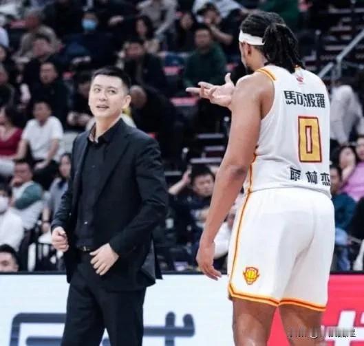 CBA季后赛8进4预测：
上半区
辽宁本钢男篮VS深圳马可波罗  2：1
广东华