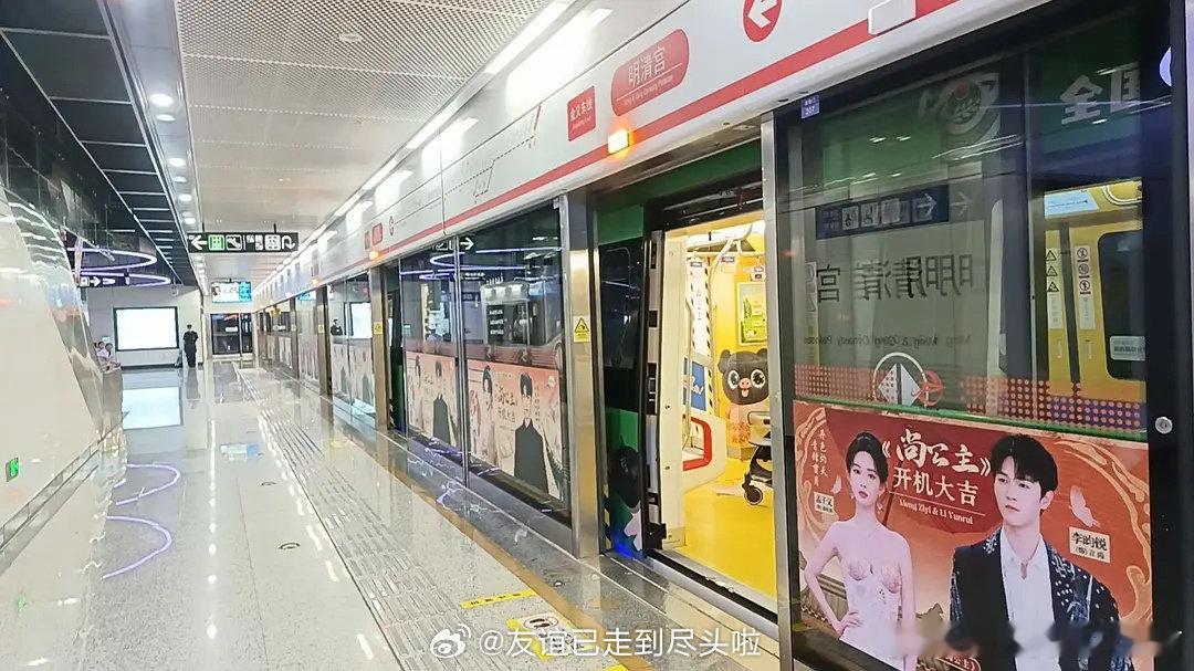 横店被孟子义李昀锐粉丝包围了。横店成了昀牵梦绕痛城高铁、地铁、酒店、街头大屏都是