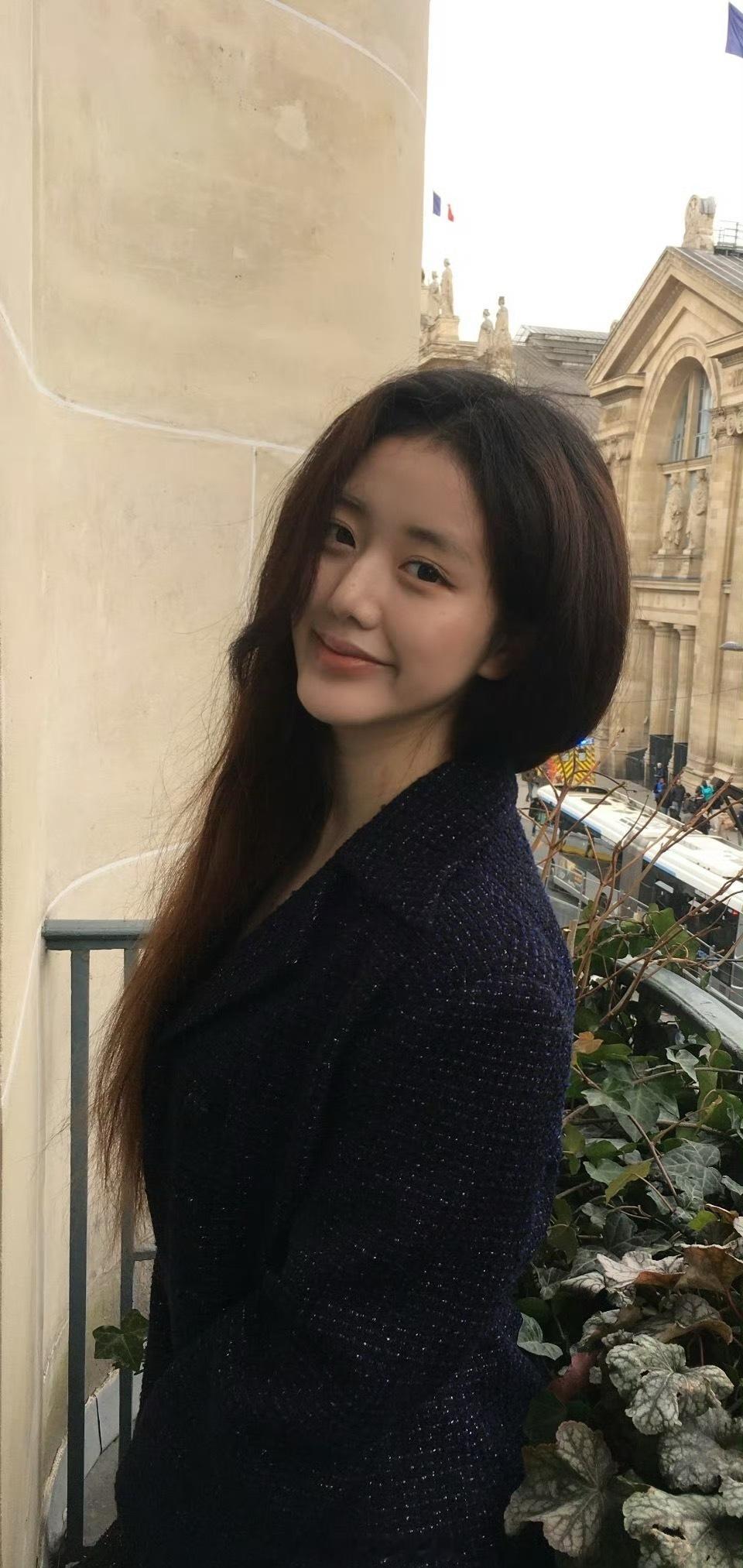 看到了吧，头发不顺其实根本不影响美女是美女。。。。。[泪] ​​​