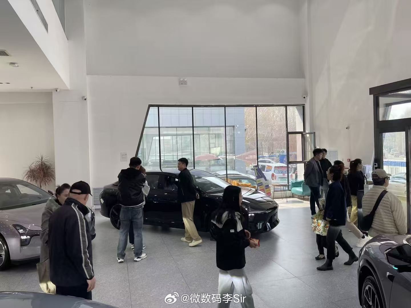 2026款小鹏MONA M03终端热度持续走高，自3月27日开放试驾以来，门店试