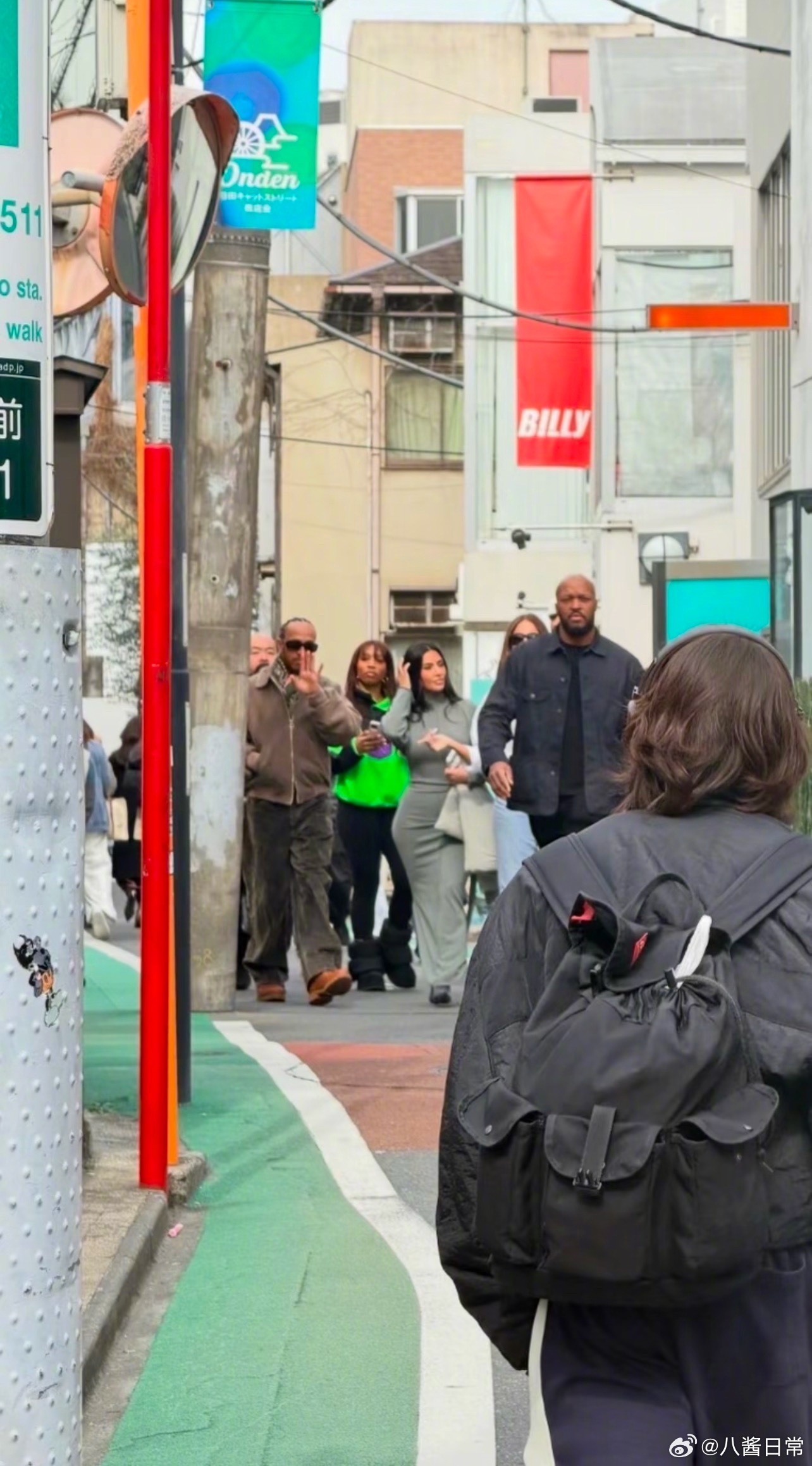 金卡戴珊和汉密尔顿在东京表参道挽手逛街 