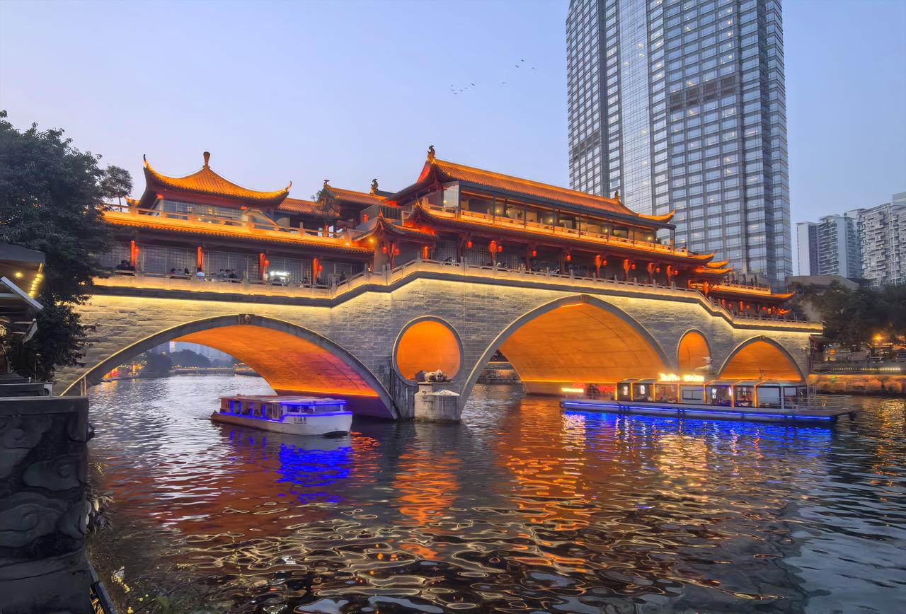 随手拍成都（安顺廊桥附近）。记录我的2026 年味成都 成都安顺廊桥 成都夜景
