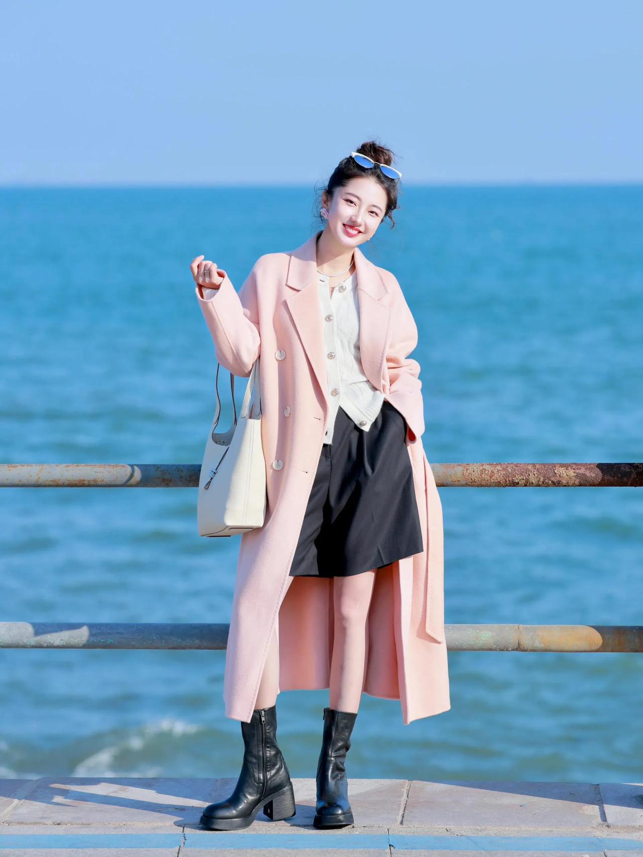 穿上小裙子#去海边玩吧老#美女沙滩照# 元气满满穿搭