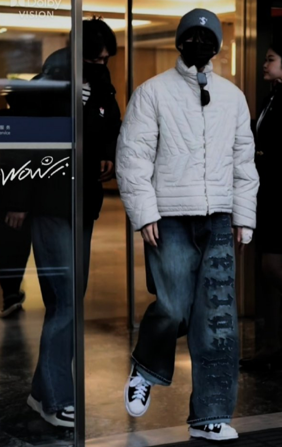 杨洋回横店了，不让江山要继续拍了我看样子不像,我只看到助理拿一个小箱子，其他东西