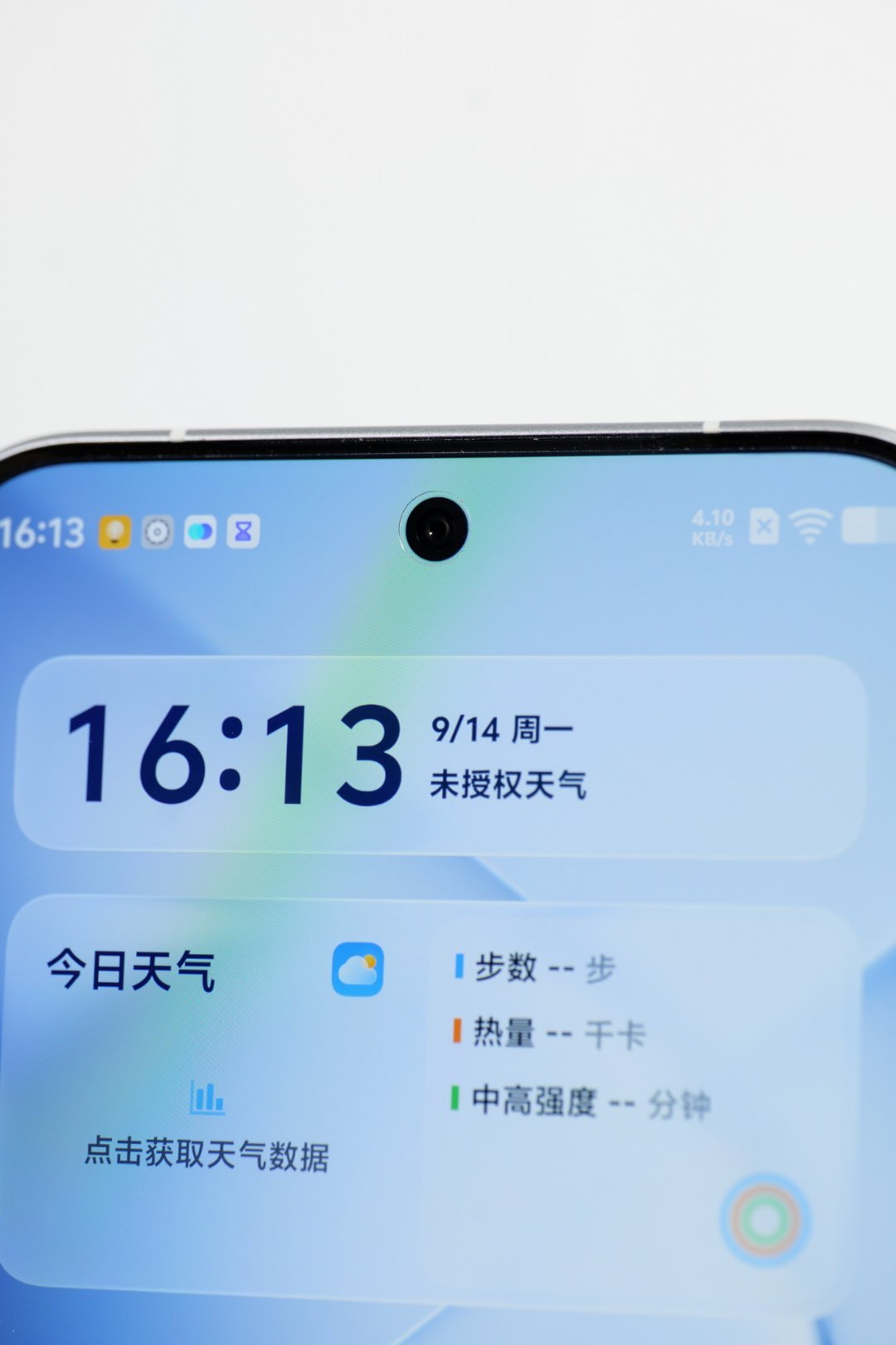 iQOO16，Deco 用“太空机械臂”把三个摄像头串起来，背板做了三角纹理 ​
