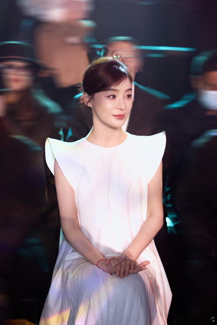 袁姗姗盘发白裙袁姗姗这个盘发无袖白裙真的好白月光的感觉，太美了姐姐~袁姗姗无袖白