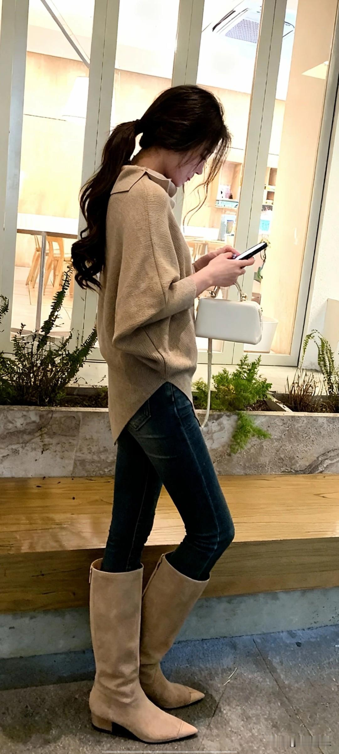 小皮靴，紧身牛仔裤，宽松毛衣。无比时尚。