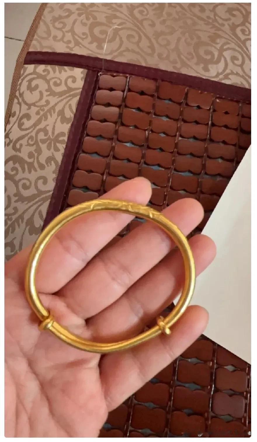终于领悟了古人所言：黄金不落穷人手。
卖了两个黄金手镯，一个是黄金手镯，一个是推
