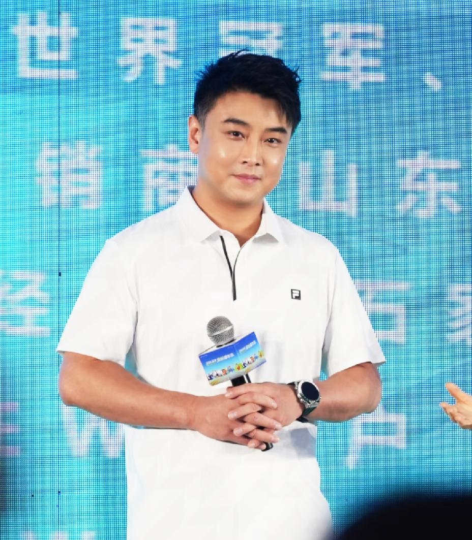 王皓也是幸福起来了，
不愧是国乒的“王祖贤”，
帅起来真没别人啥事。

伦敦世乒