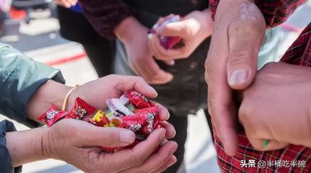 “天降大锅！”河南，一大妈路过酒店，见门口一对新人正在发喜糖，便猛地冲进人群，伸