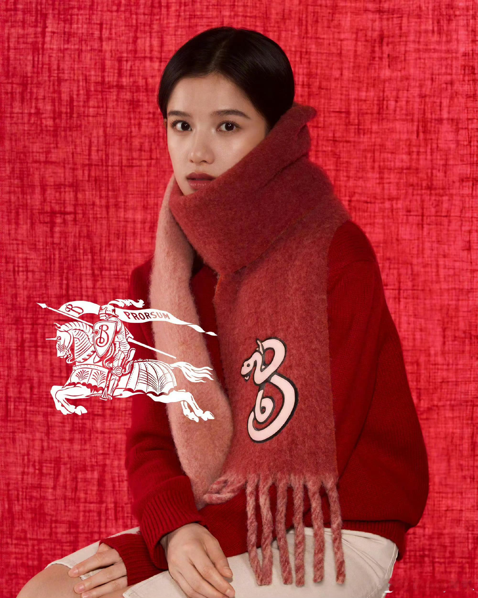张婧仪演绎Burberry2025新禧贺岁系列，融合传统与现代。 