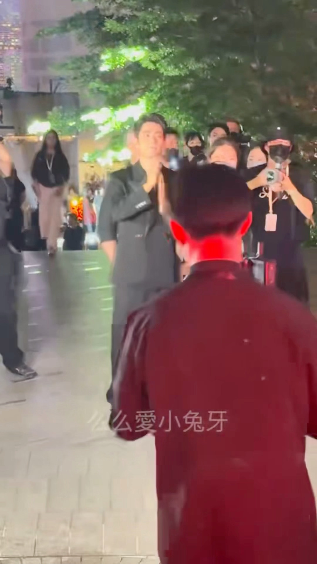 肖战对粉丝很真诚，退场了也不忘给粉丝鞠躬感谢