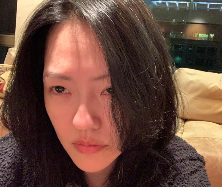 自从大s去世后，
小s也开始了迷惑行为！
之前搬去和黄春梅一起住，说是为了照顾黄