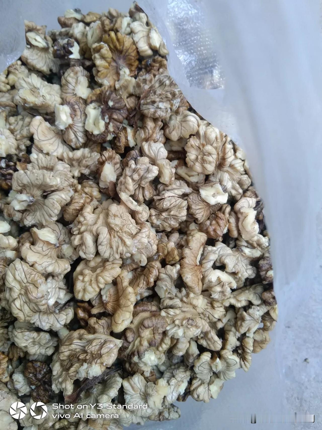 后天准备去，榨油了。一个月十斤油都不够，超市里买的菜子油，这回又用自己家里的油了