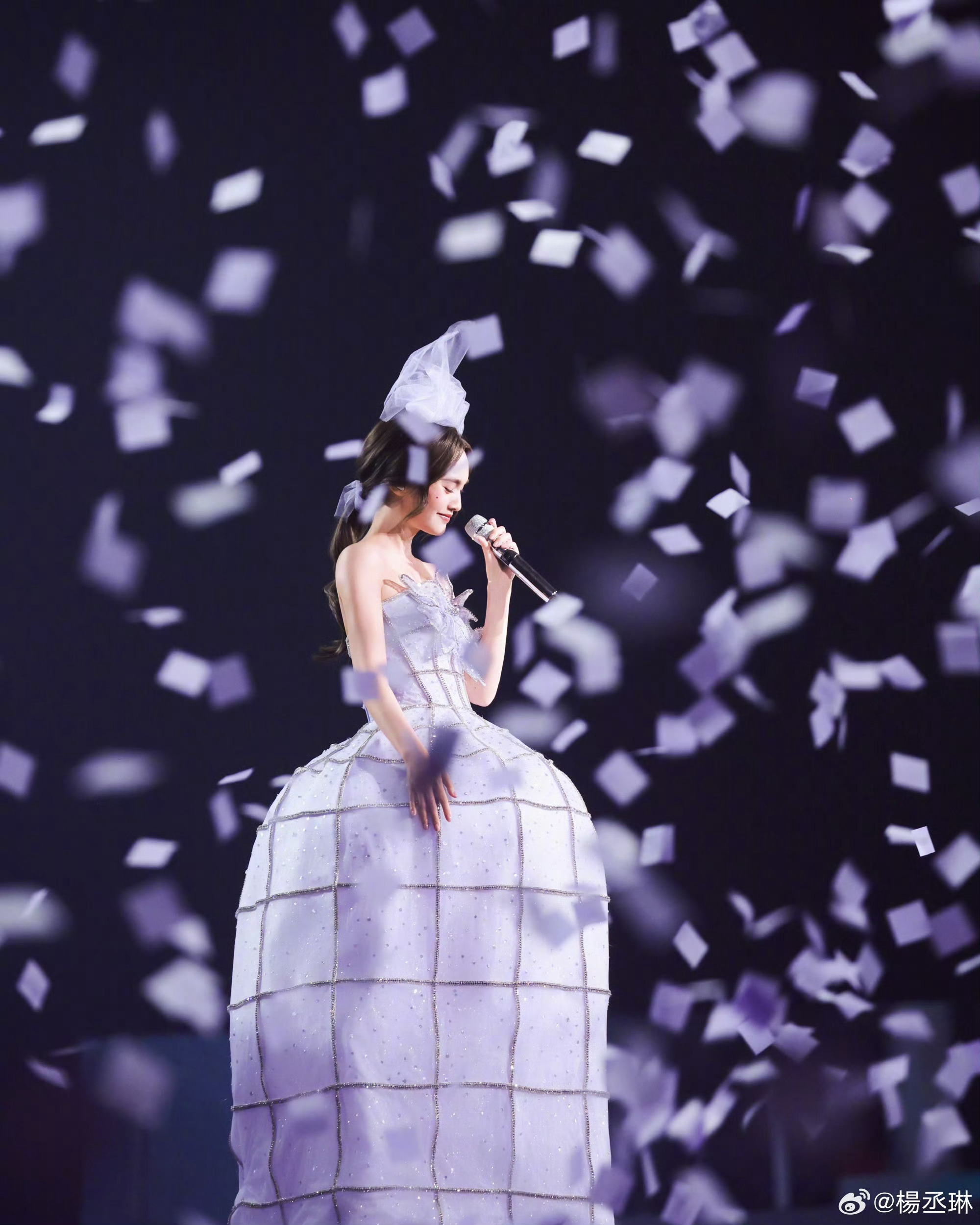 陈妍希站姐发杨丞琳单依纯有网友说愚人节就应该玩得起但是不得不说杨丞琳跟单依纯唱歌