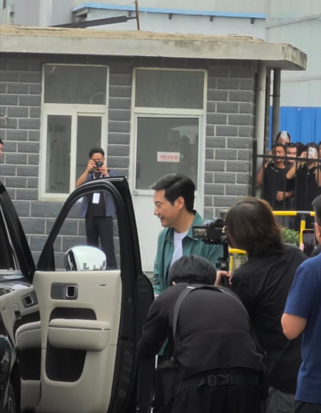 雷军为澎程车主开车门当小米首批车主又幸福上了，还有雷总亲自开门，小米澎程第一批交