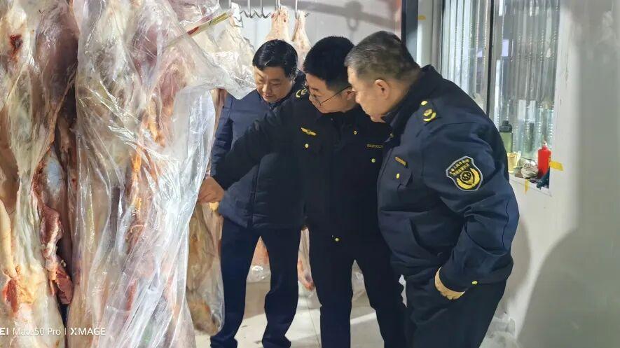 检查组直奔监管一线、直击关键环节，先后实地检查生猪屠宰企业2家，深入姜家疃批发市