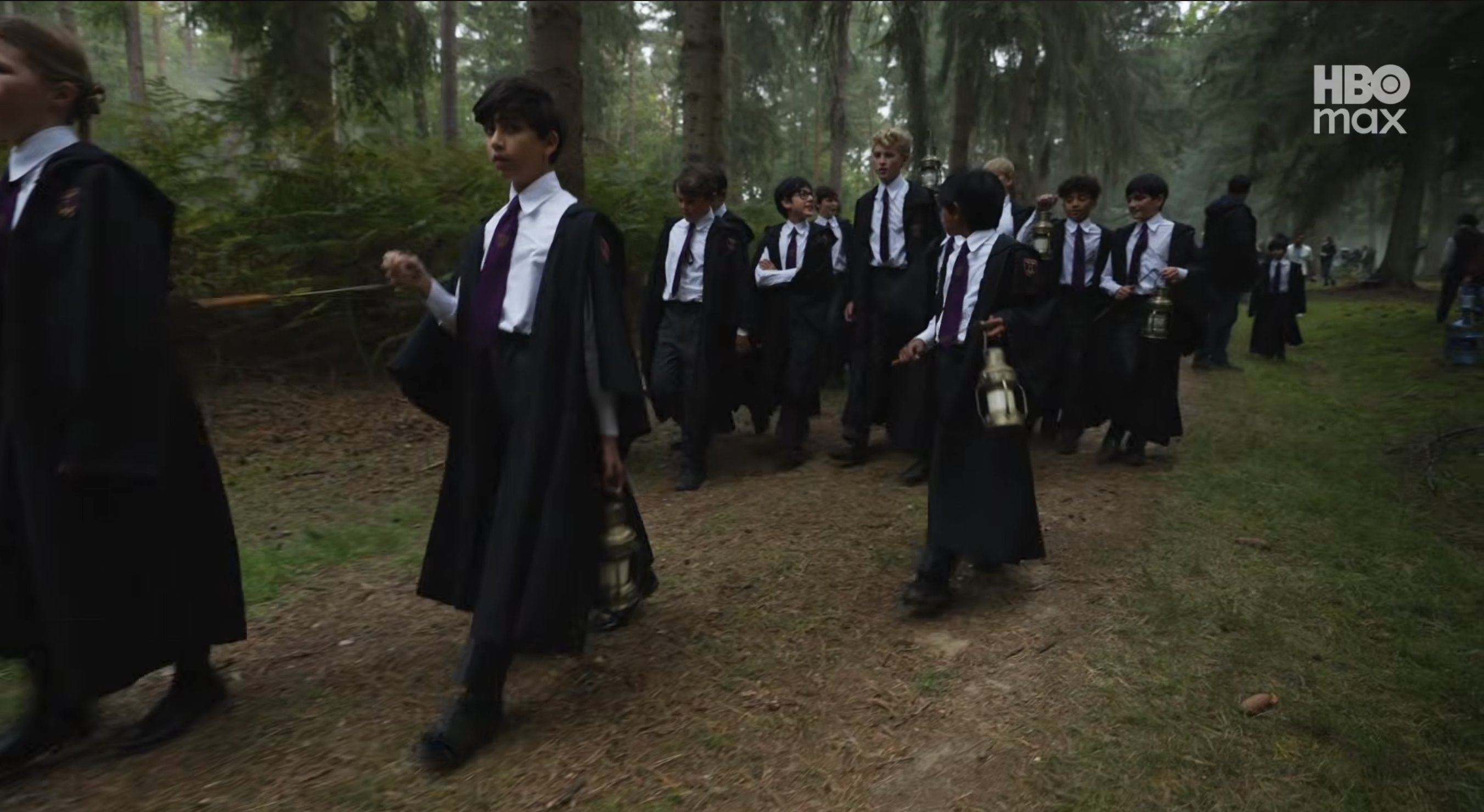 《哈利·波特》剧版和影版校服的不同，剧版的领带似乎是紫色。 