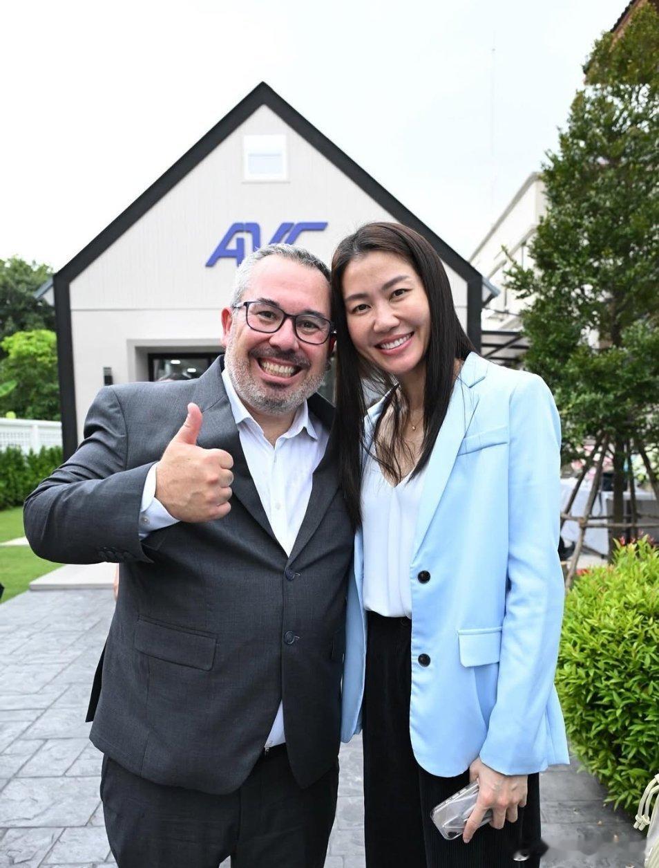 萨拉和国际排联主席法比奥·阿泽维多合影。2025女排世锦赛泰国女排 ​​​