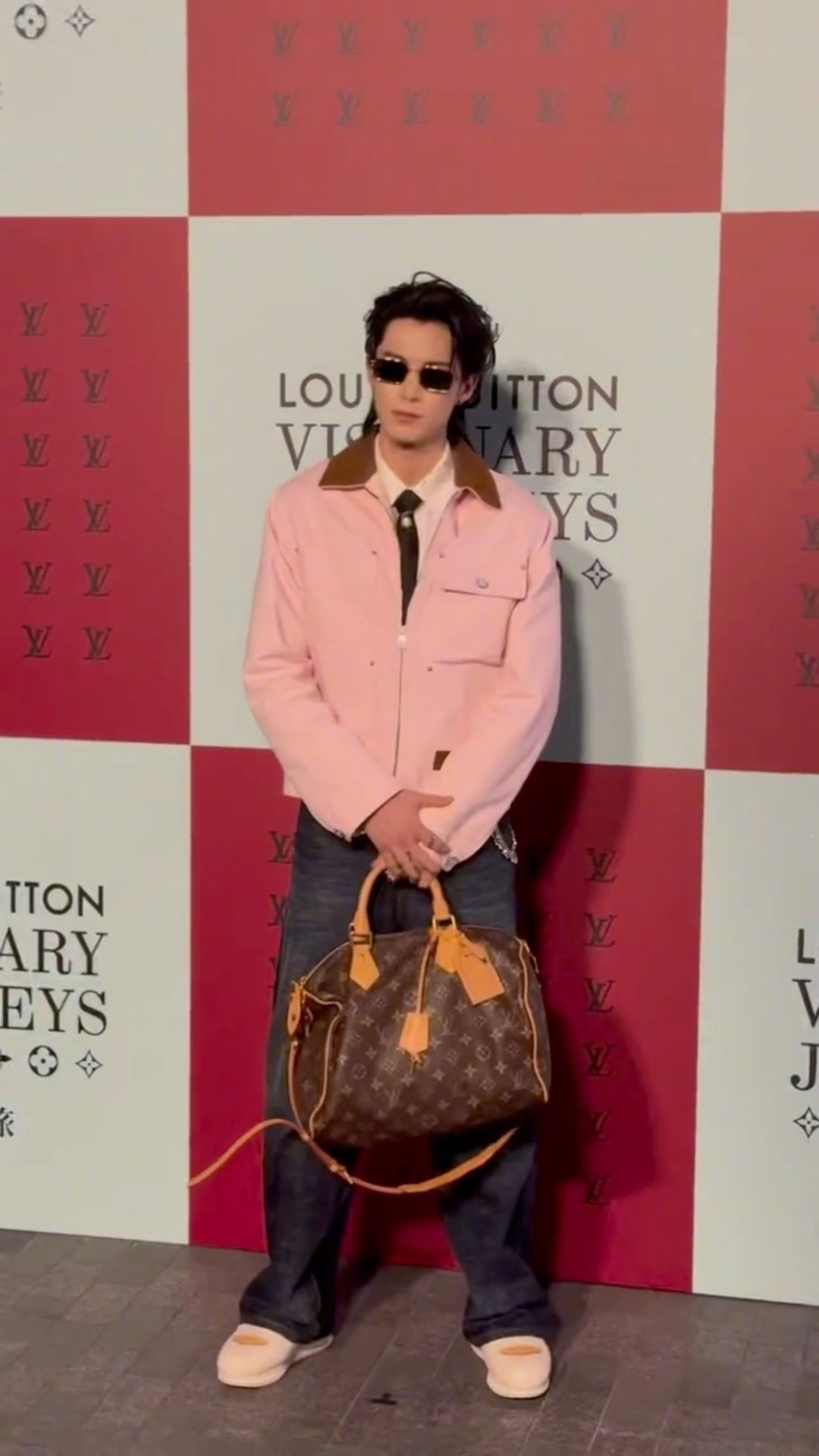 王鹤棣lv活动比耶 [老师爱你]LV大秀这颜值这气场这松弛感，有王鹤棣，是我们的