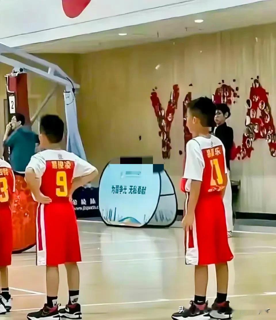 易建联的两个美国籍儿子正在参加篮球训练，穿的都是耐克，一个穿9号，一个穿11号，