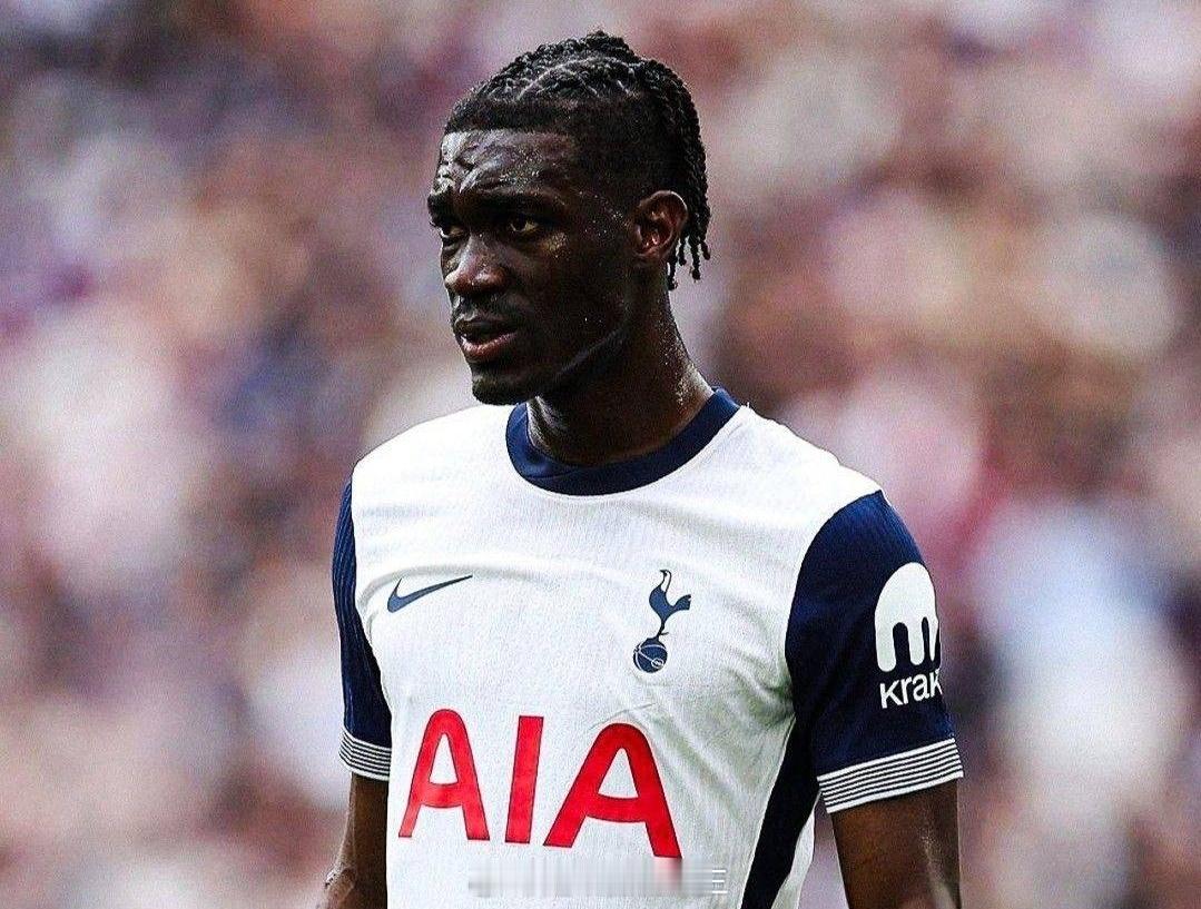 太阳报：比苏马被拍到再次吸食笑气，热刺正在进行调查据《太阳报》的消息，比苏马被拍