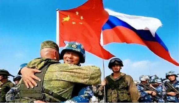 说实话，俄罗斯的“死穴”就是中国。2022年俄乌战争爆发时，整个西方同仇敌忾，俄