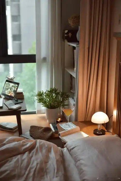 睡张力拉满的卧室我觉得卧室除了有吃的喝的，还要有乱乱的氛围感才行，太整齐反而会睡