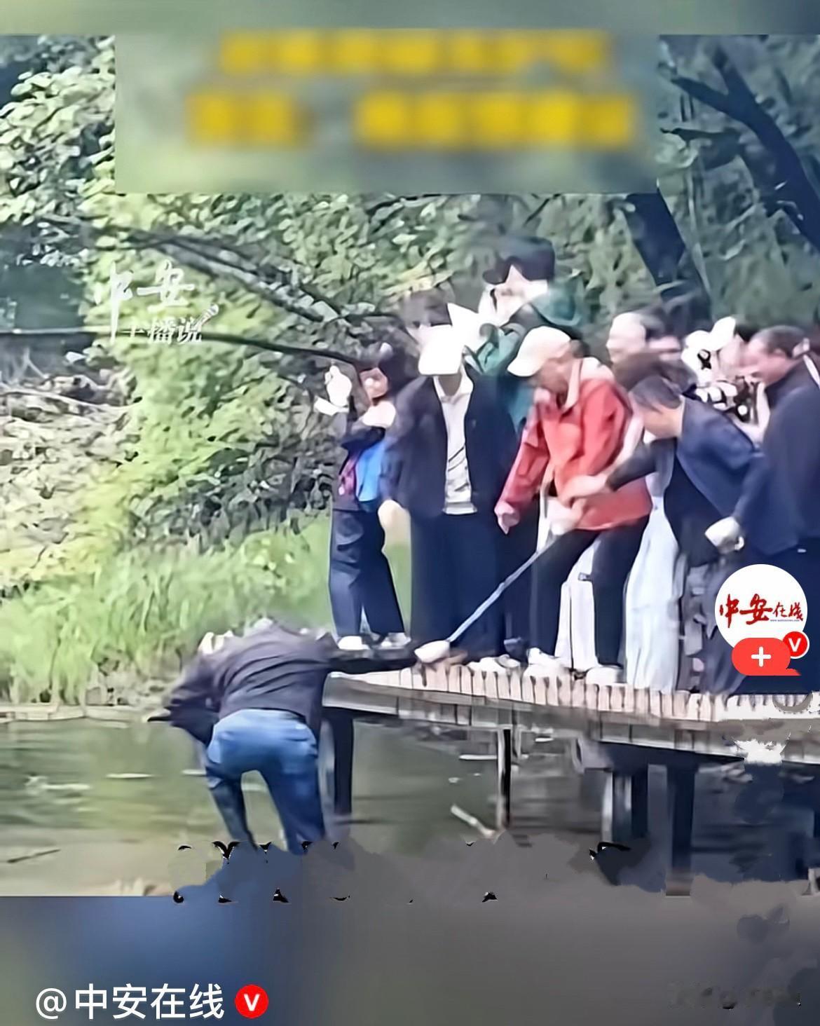 近日九寨沟钙化池旁出了惊险一幕，狭长的观景步道挤满游客，人群互相拥挤推搡，一名男