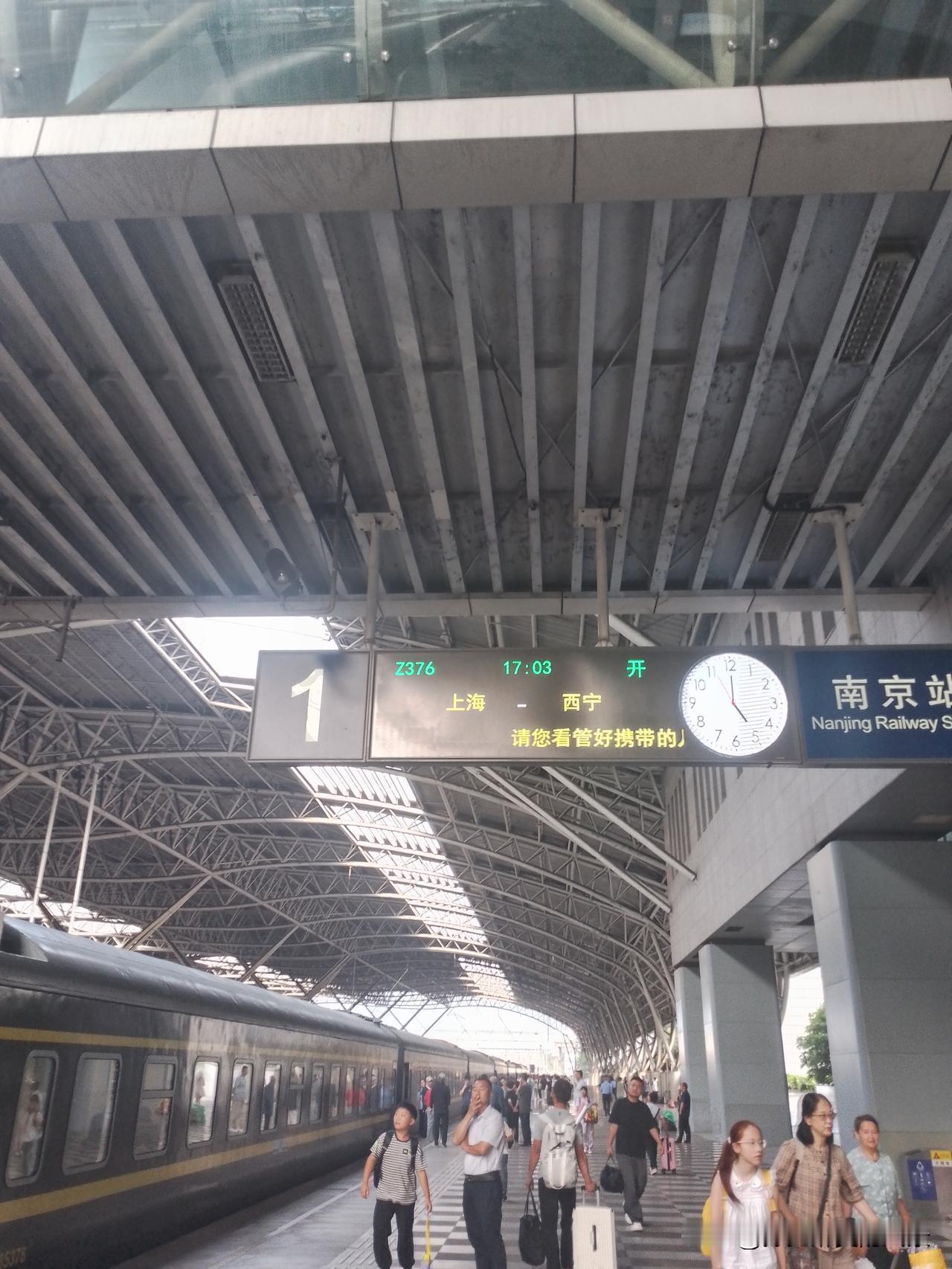 还好Z376次从上海前往西宁的列车没有升级为动车组，这辆列车应该是为数不多还没有