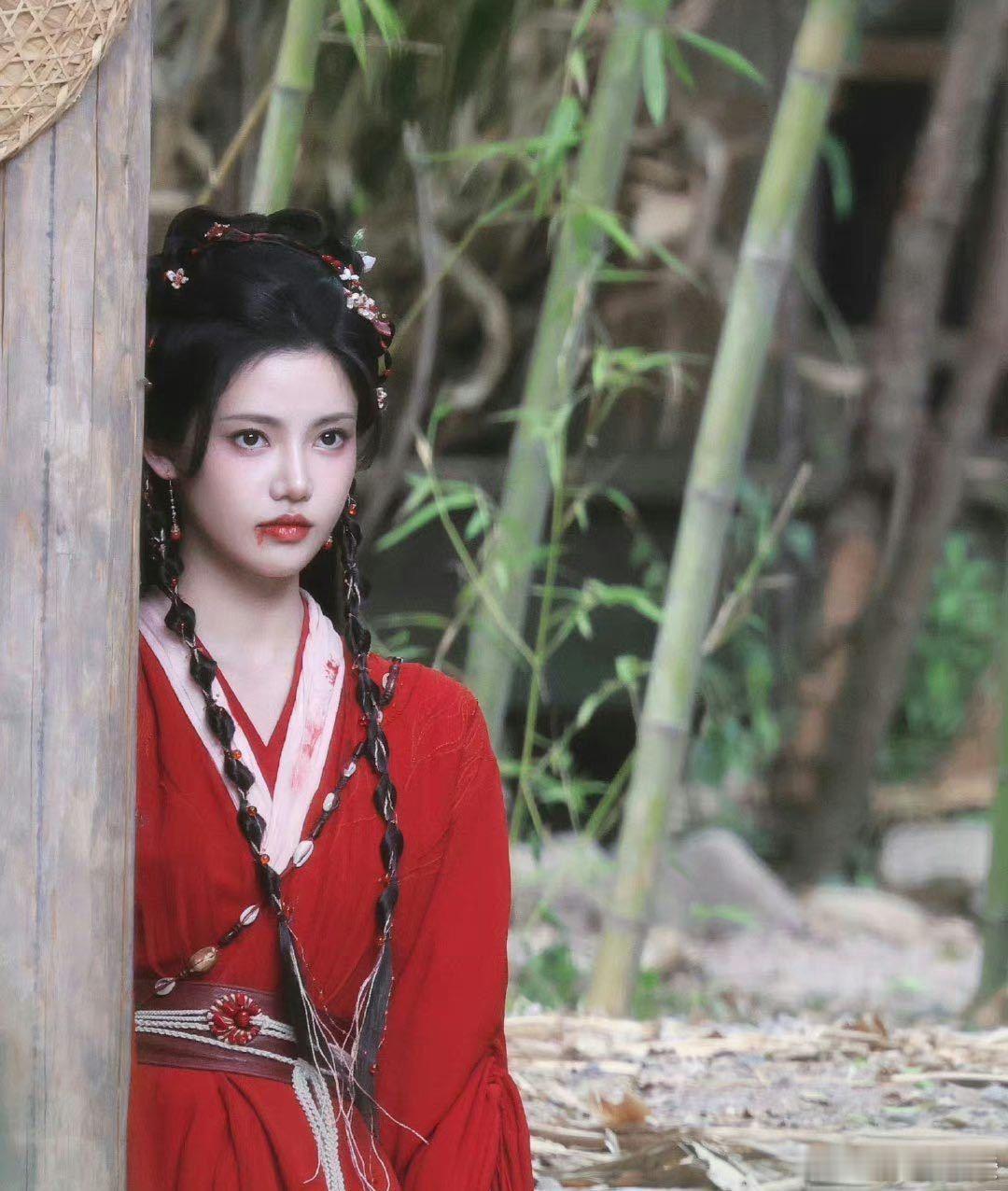 丝芭新剧里陆婷玉这3.0版祖传红衣太吸睛啦！明媚又灵动，和鞠婧祎、孙珍妮的红衣一