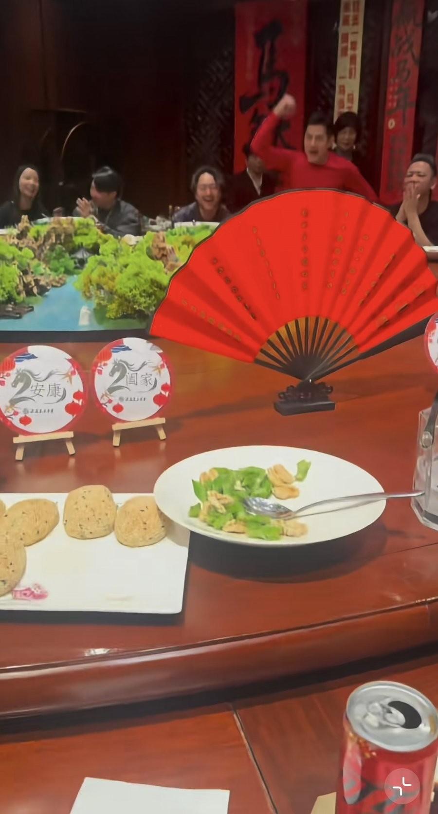 郭富城玩嗨了，春晚过后在北京宴请团队成员，酒桌上再现《动起来》!

2月16日的