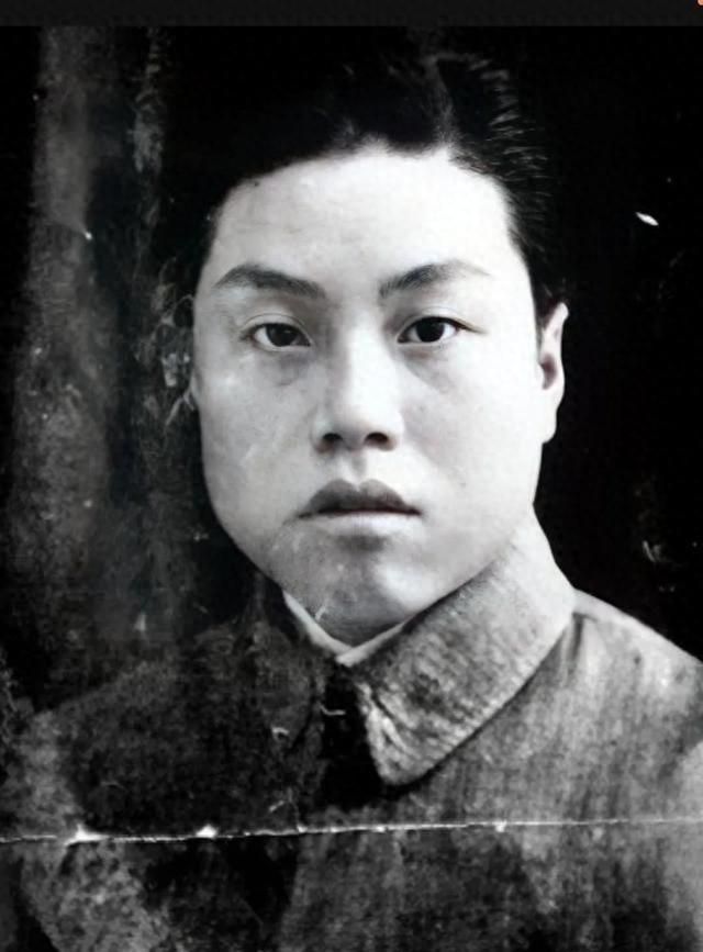 1950年，吴石就义后，蒋介石仍不解恨，两个月后亲自改判决书，把吴石27岁副官改