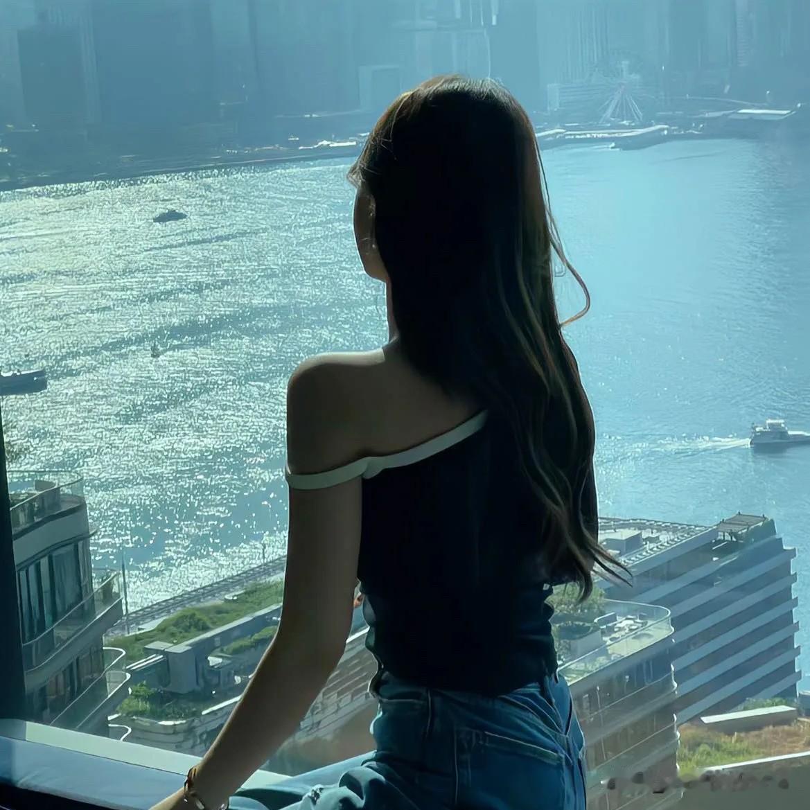 做一个有底线的女人

你不搭理我时，我也不上赶着搭理你，多你一个不多，少你一个不