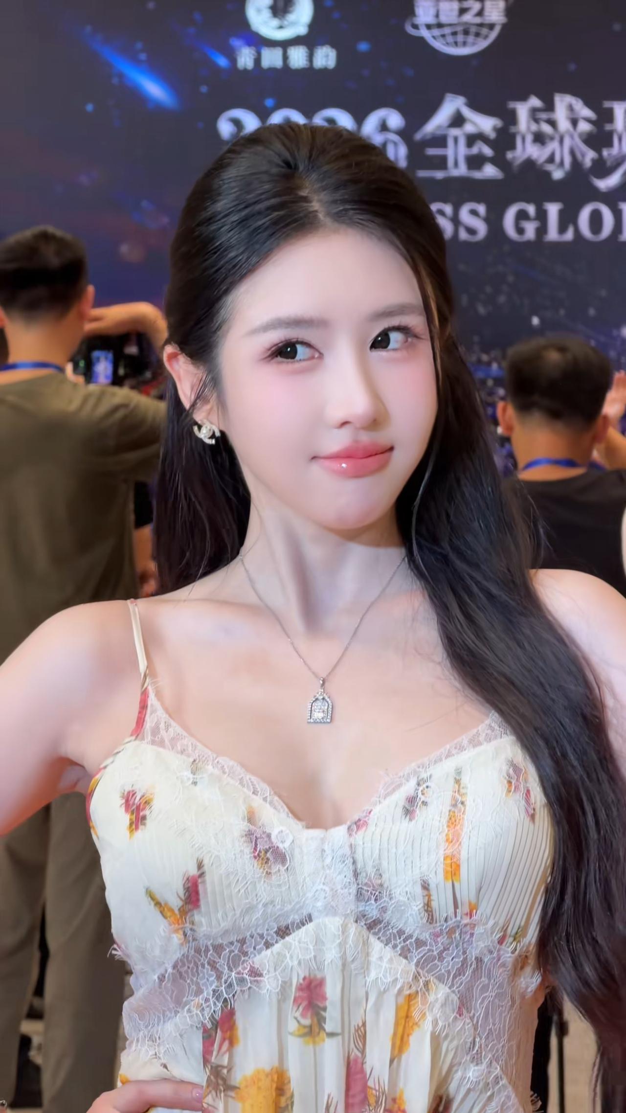伊娃，全球中华小姐大赛中国总决赛冠军。福建沙县人，身高170。选美冠军 模特 美