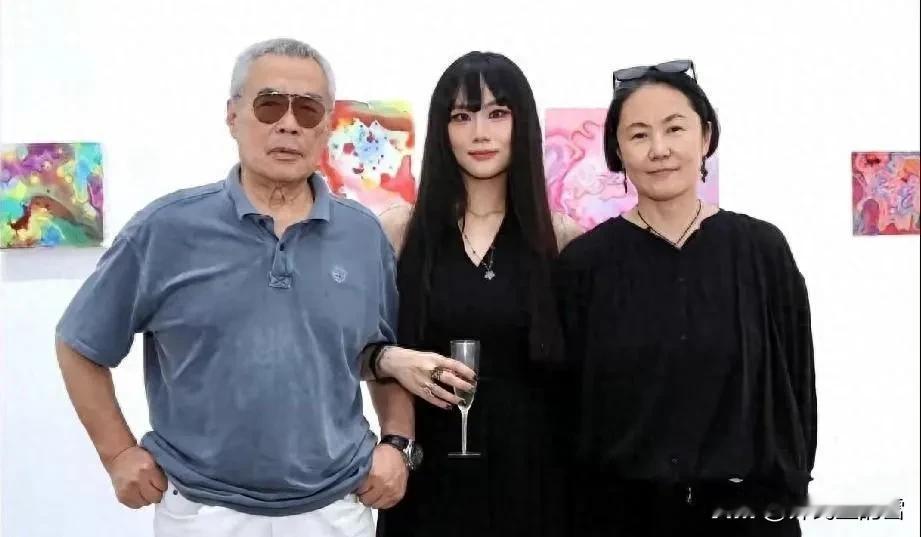 下图自左向右是高飞、窦佳嫄和高原。

高飞是高原的爸爸，八十年代被誉为“中国高仓