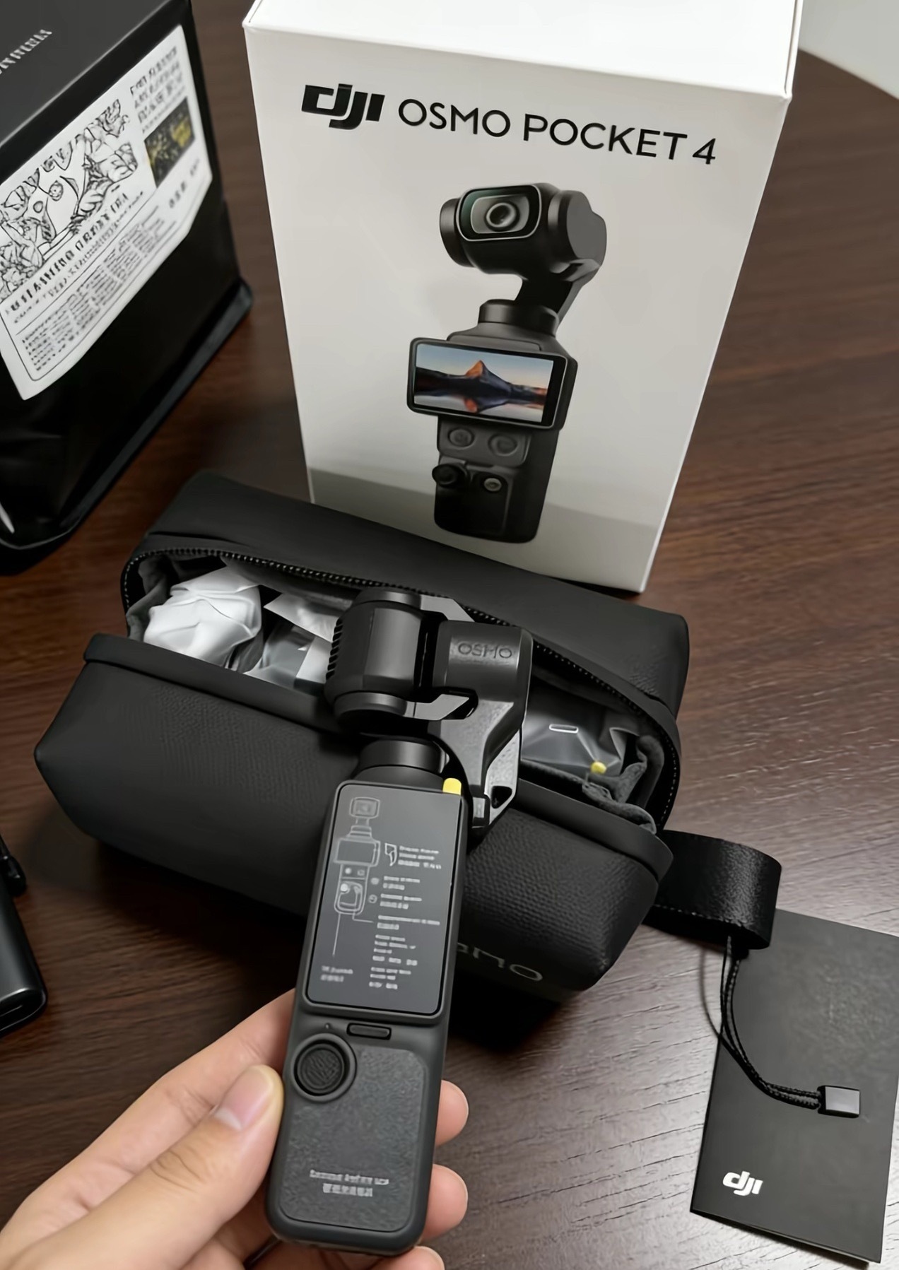 大疆Pocket4 发现现在网上好多人都已经抢先拿到真机上手体验了，1英寸传感器