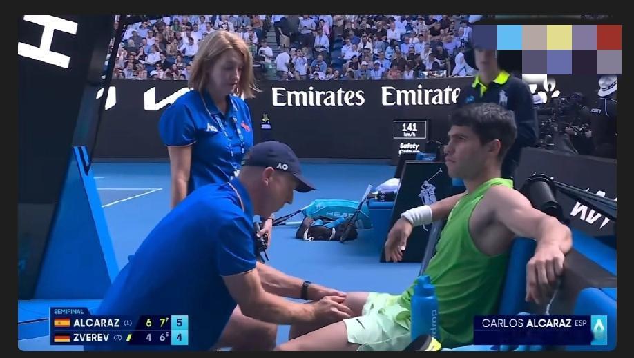 阿尔卡拉斯第三盘疑是腿部有抽筋的现象，兹维列夫的机会难道来了吗？
澳网男单半决赛