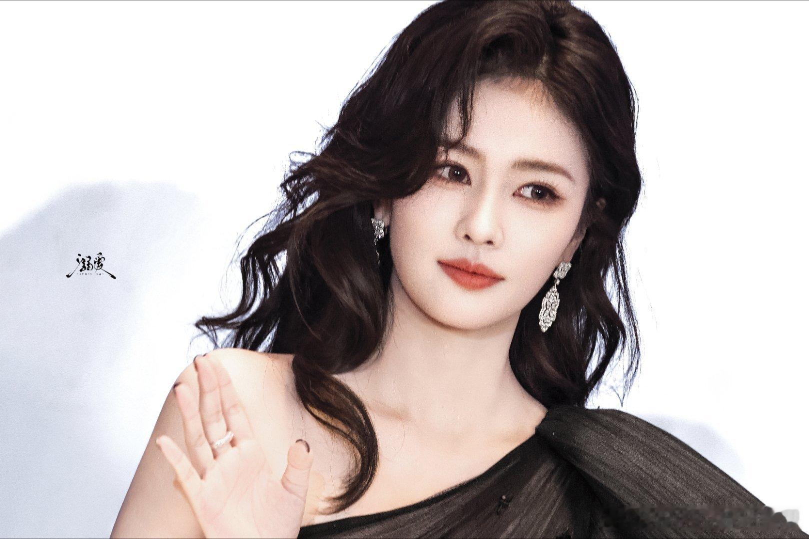 白鹿走了3次红毯，要登台表演两首歌，要上台领奖至少两次。不仅坐在主桌，微信步数第