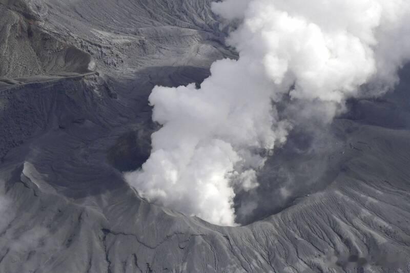 阿苏火山坠机救援受阻：日方拟启用“无人重机”技术回收遗体海外新鲜事 日本熊本县阿