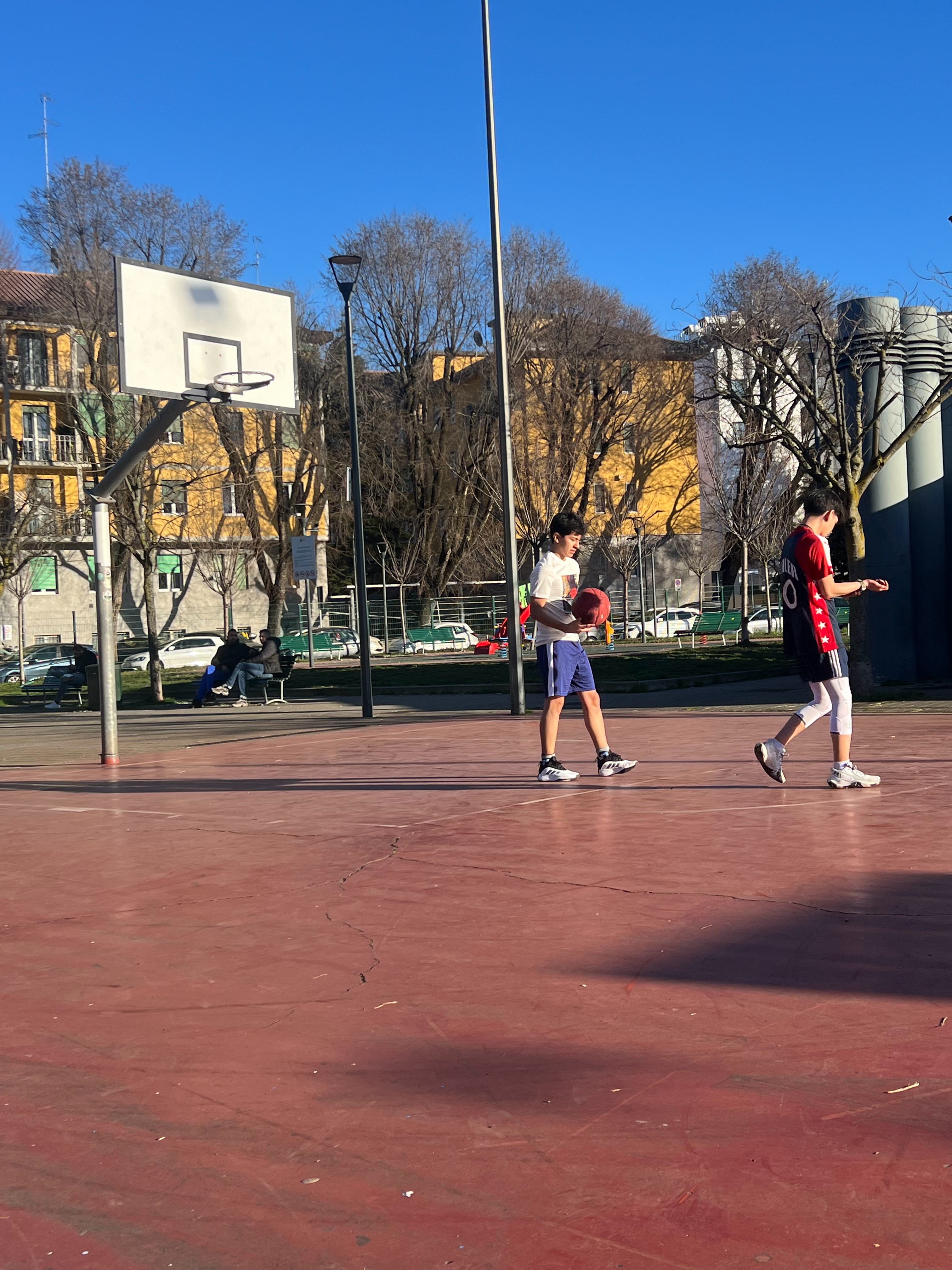冬奥上午，阳光不错，打个篮球，出了会汗。 