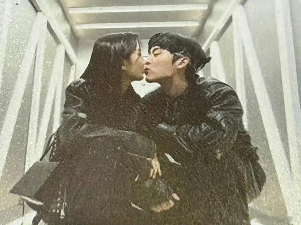 文佳煐崔显旭接吻照  文佳煐崔显旭接吻宣传新剧 哎呀妈呀，文佳煐崔显旭接吻照一出