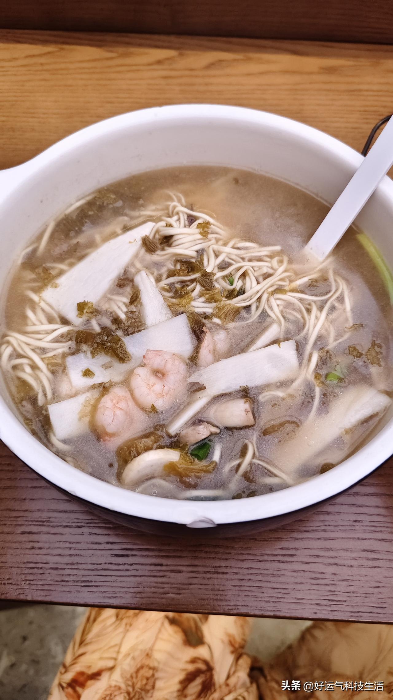 昨天逛完杭州的苏堤春晓，一家子饿得肚子咕咕叫，准备找地方干饭。我们住在浙江宾馆，