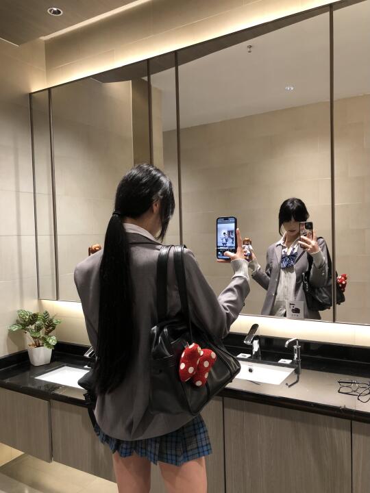 意外拍到我妈给我拍照的样子…