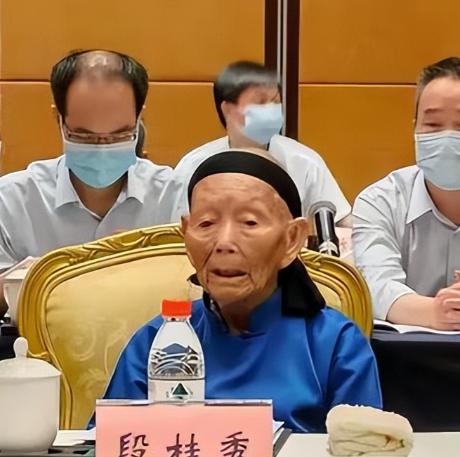 1932年，12岁的段桂秀嫁给了21岁的王金长，新婚第3天，王金长去参军，这一去
