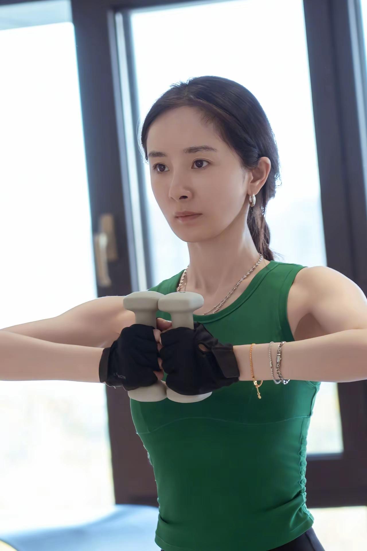 39岁杨幂纯素颜健身照曝光，既无美颜也无滤镜。瞧瞧这状态，纯素颜都美得如此出众，