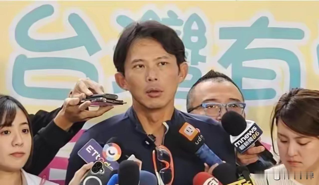 太尴尬了，黄国昌一趟日本之行，倒逼得民众党发言人李友宜，和创党党员朱蕙蓉在11月