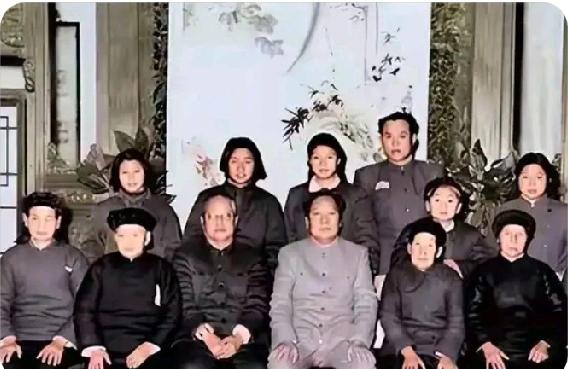 这是一张珍贵照片。照片人物分成两排，第一排坐着的从左至右你能认出几个？ 挨着伟人