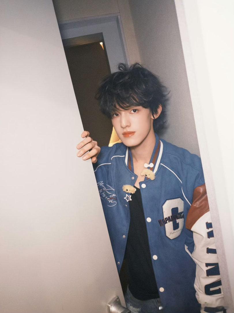 张泽禹连续两年收到利物浦的生日祝福 全队签名贺卡，独一份的浪漫。张泽禹的泰站，连